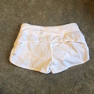 LULULEMON white shorts SIZE:6 perf condition!!